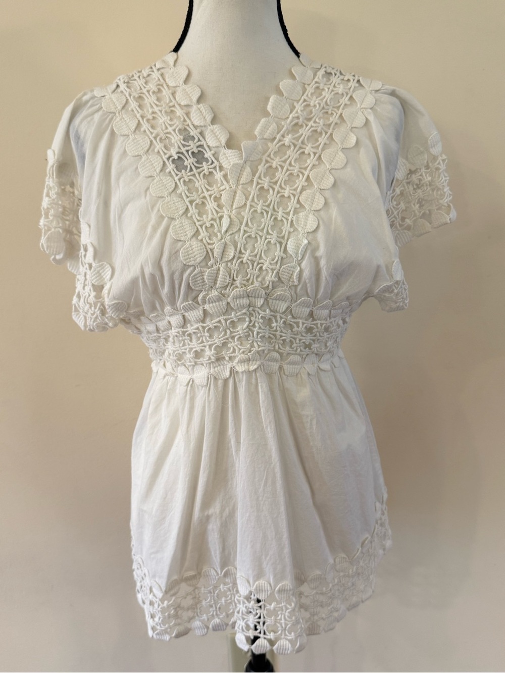 Gracia White Embroidered V-Neck Tunic Top size small